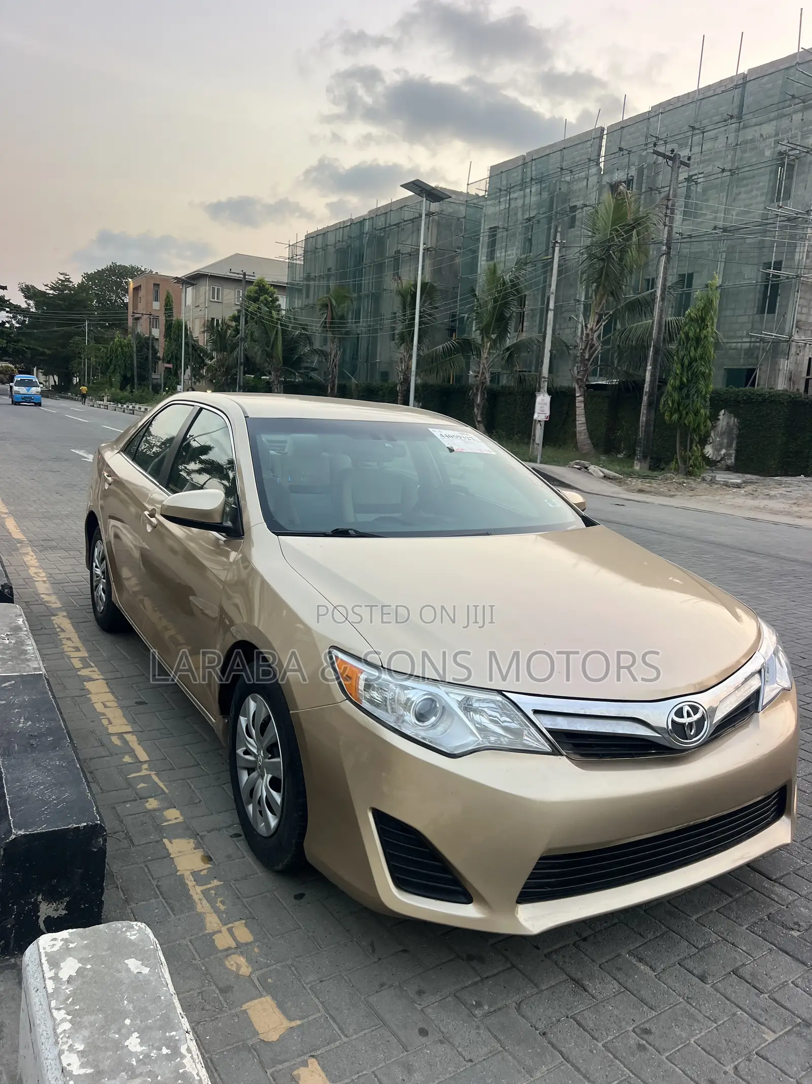 Toyota Camry LE 4dr Sedan (2.5L 4cyl 6A) 2013 Gold