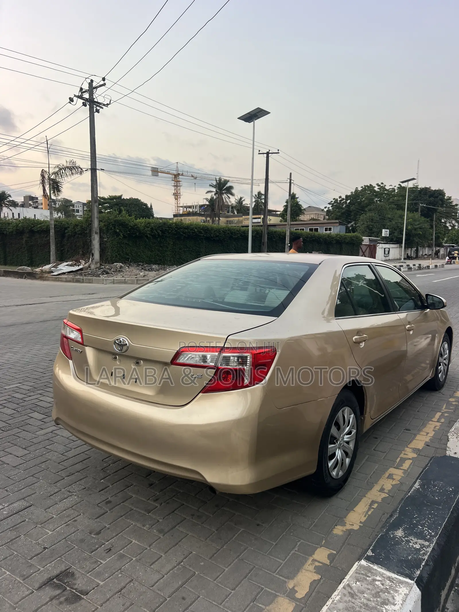Toyota Camry LE 4dr Sedan (2.5L 4cyl 6A) 2013 Gold