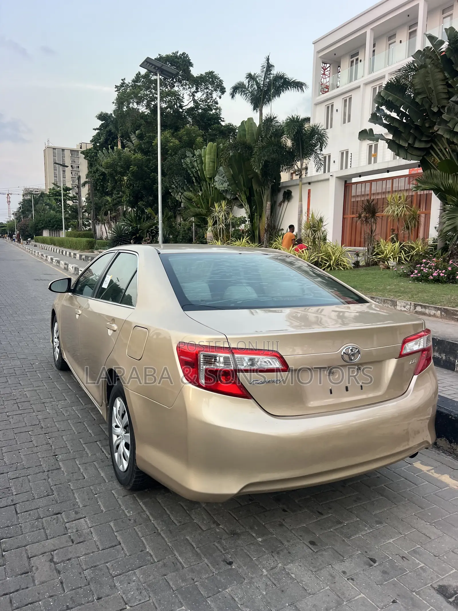Toyota Camry LE 4dr Sedan (2.5L 4cyl 6A) 2013 Gold