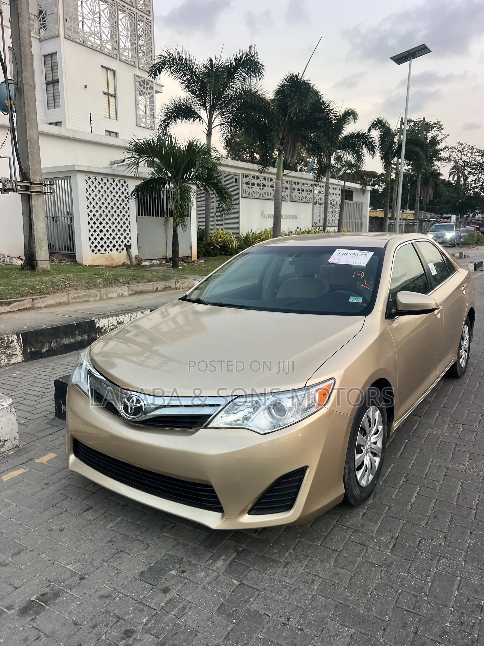 Toyota Camry LE 4dr Sedan (2.5L 4cyl 6A) 2013 Gold
