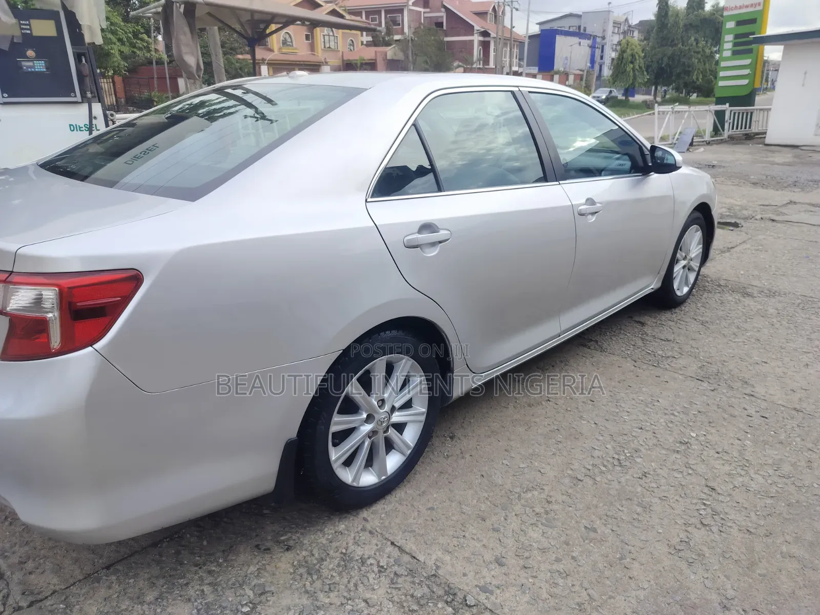 Toyota Camry XLE 4dr Sedan (2.5L 4cyl 6A) 2013 Silver