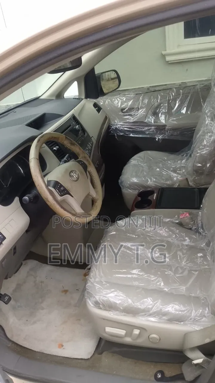 Toyota Sienna 2014 Gold
