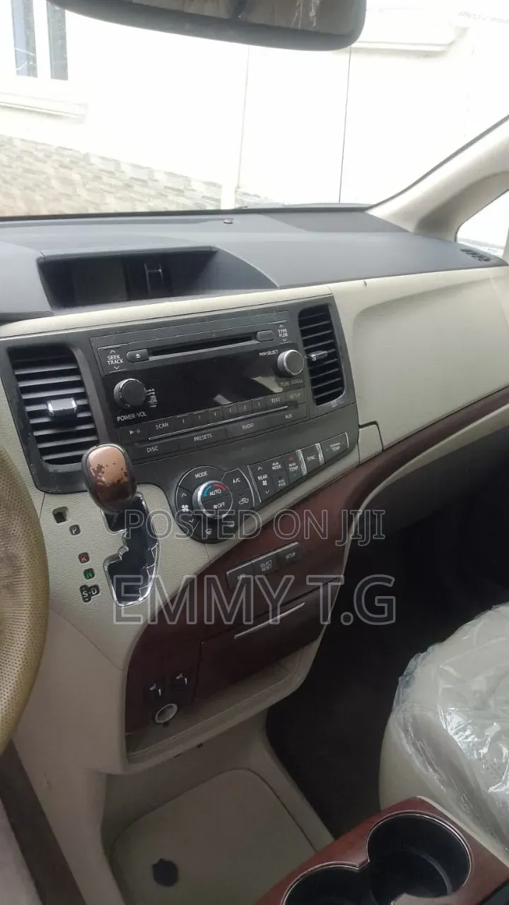 Toyota Sienna 2014 Gold