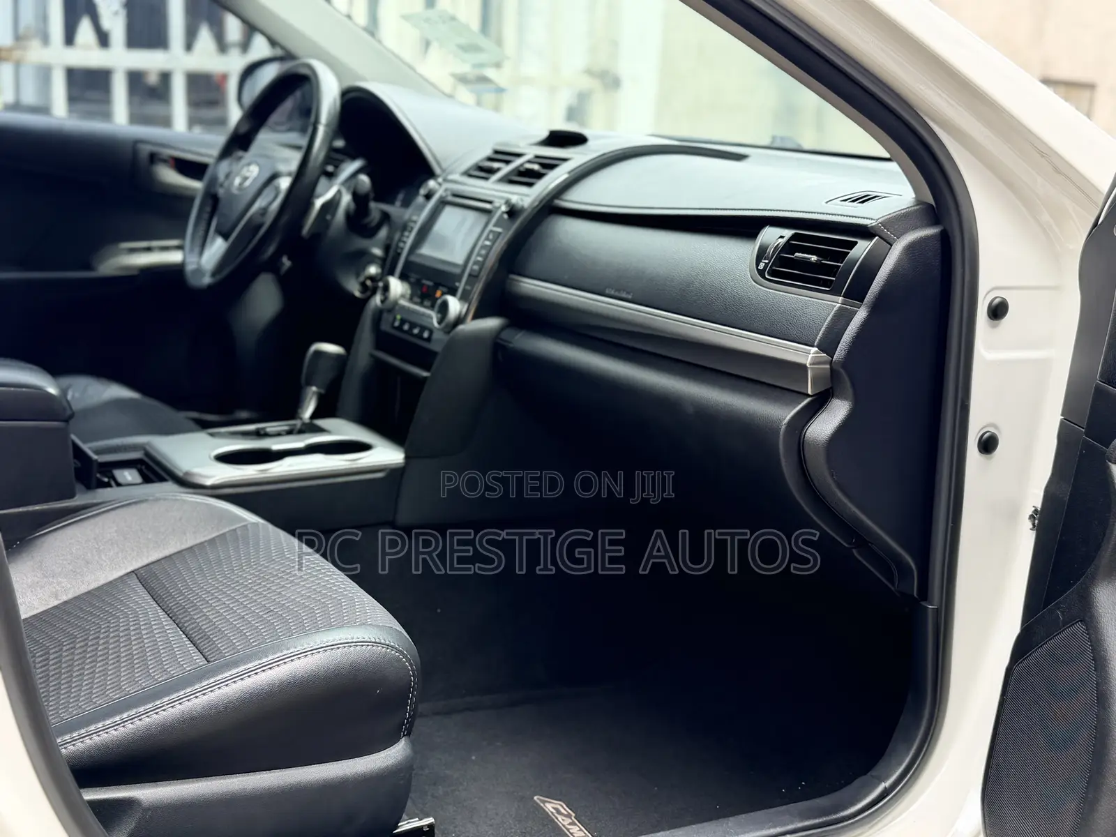 Toyota Camry SE 4dr Sedan (2.5L 4cyl 6A) 2013 White