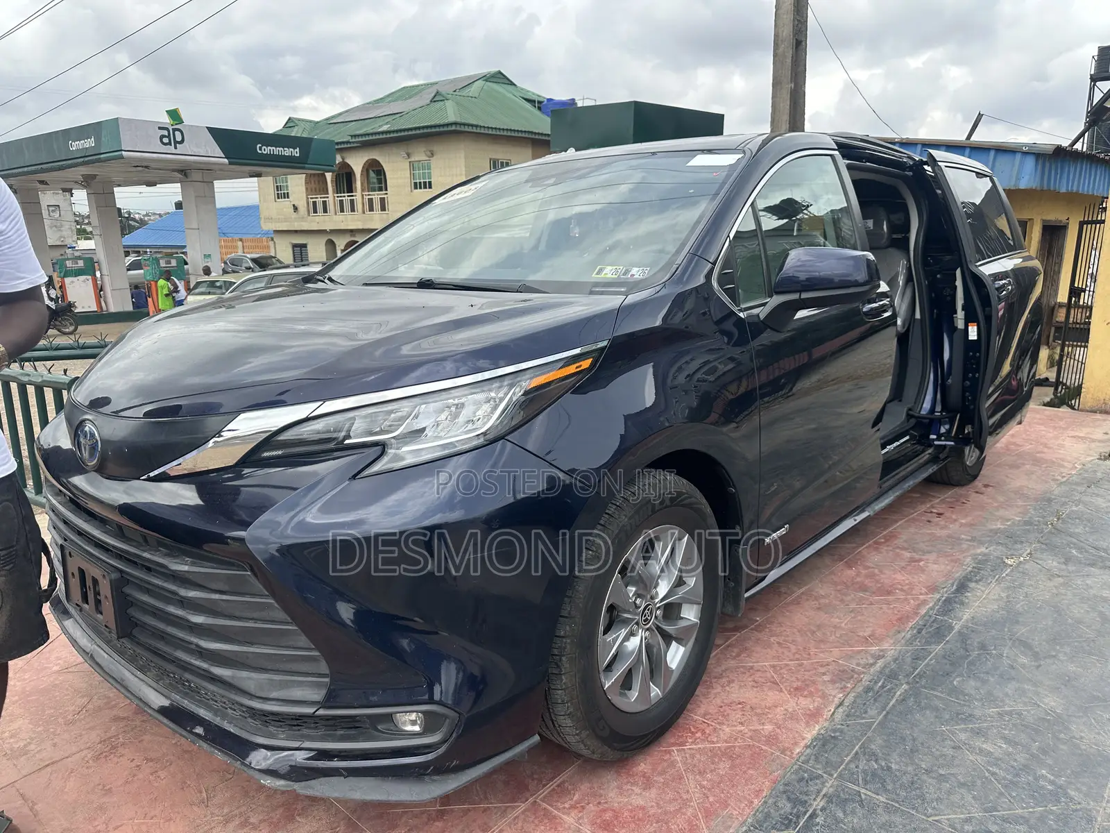 Toyota Sienna LE 2022 Blue