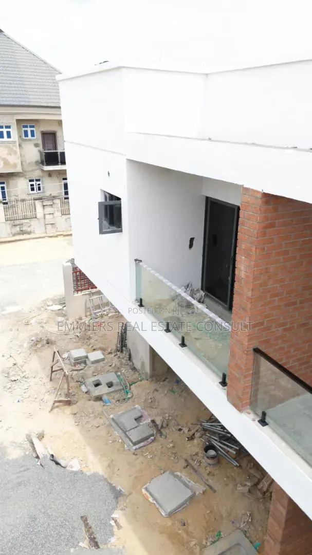 3bdrm Townhouse/Terrace in Off Lekki-Epe Expressway for sale