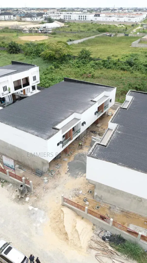 3bdrm Townhouse/Terrace in Off Lekki-Epe Expressway for sale