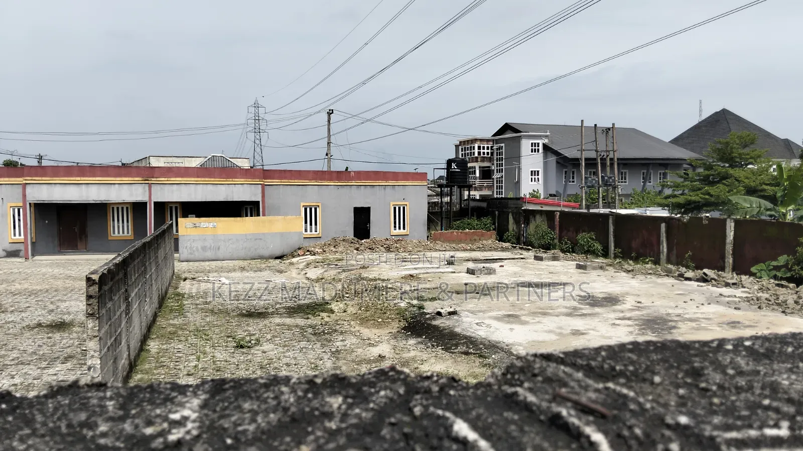 To Let / Lease : 5 Rooms Office on 3 Plots, Eliozu, Port Harcourt