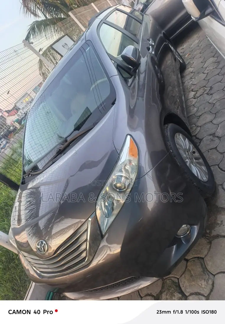 Toyota Sienna Limited AWD 7-Passenger 2013 Gray