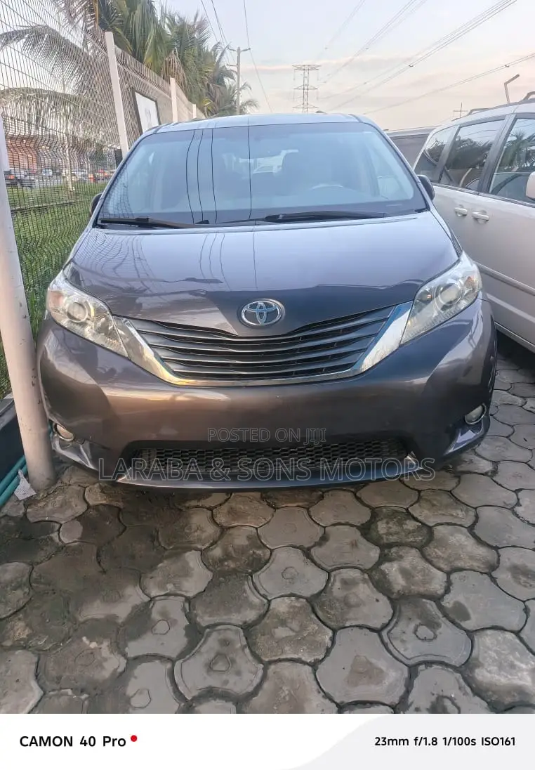 Toyota Sienna Limited AWD 7-Passenger 2013 Gray