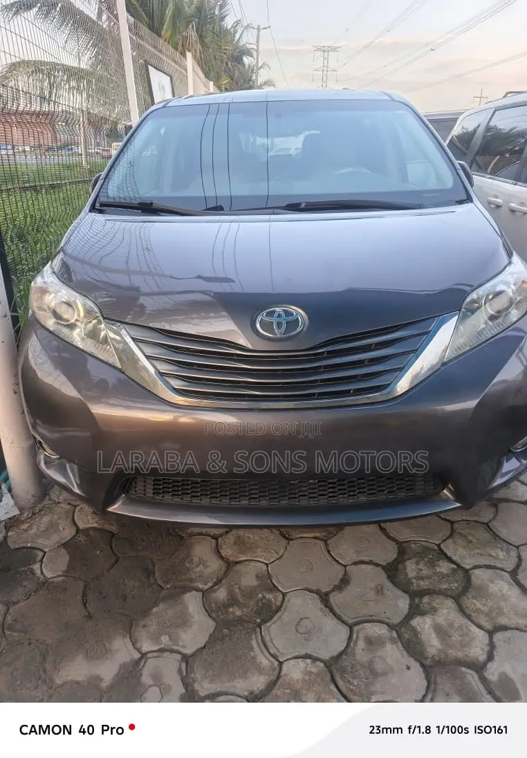 Toyota Sienna Limited AWD 7-Passenger 2013 Gray