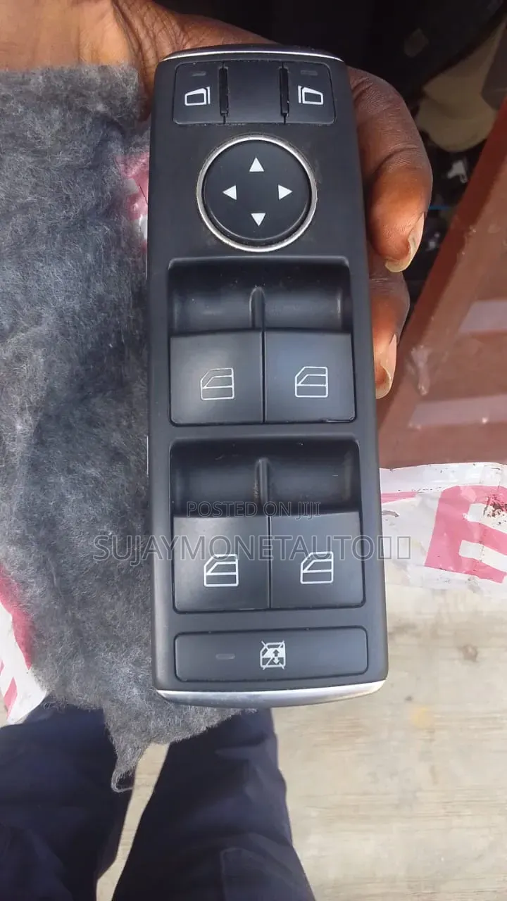 Mercedes Benz Masters Button, Doormart