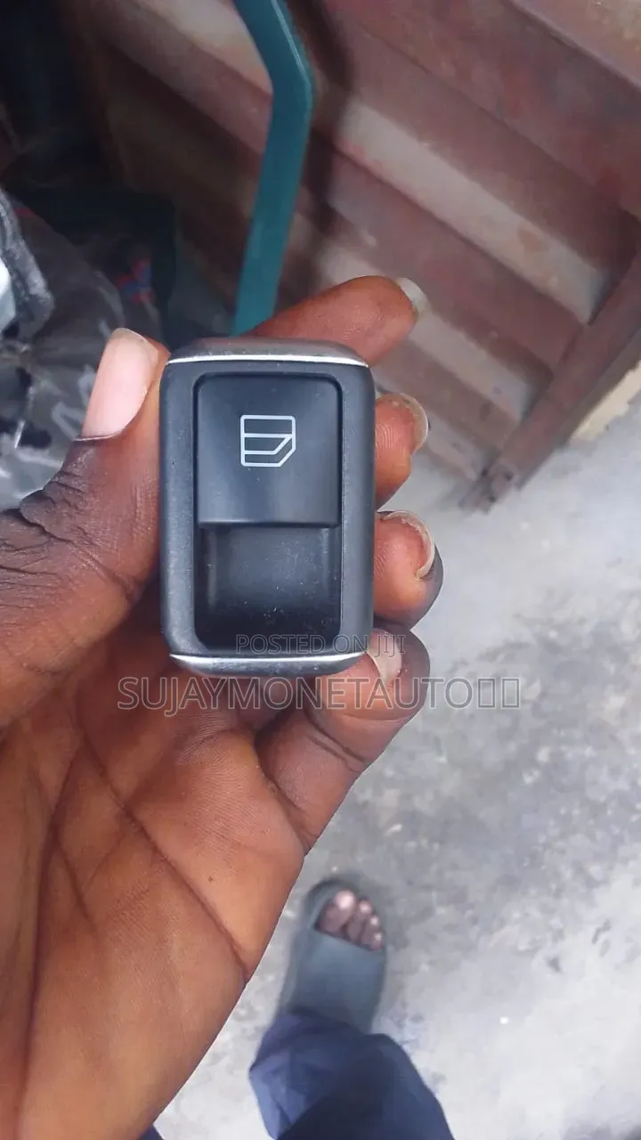Mercedes Benz Masters Button, Doormart