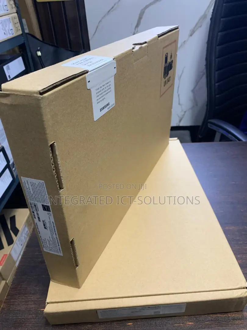 New Laptop Samsung 16GB Intel Core Ultra 7 SSD 1T
