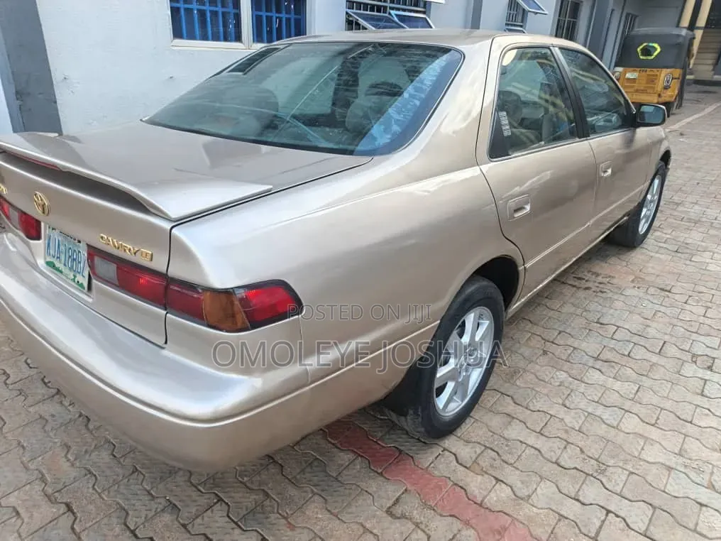 Toyota Camry 2000 Gold