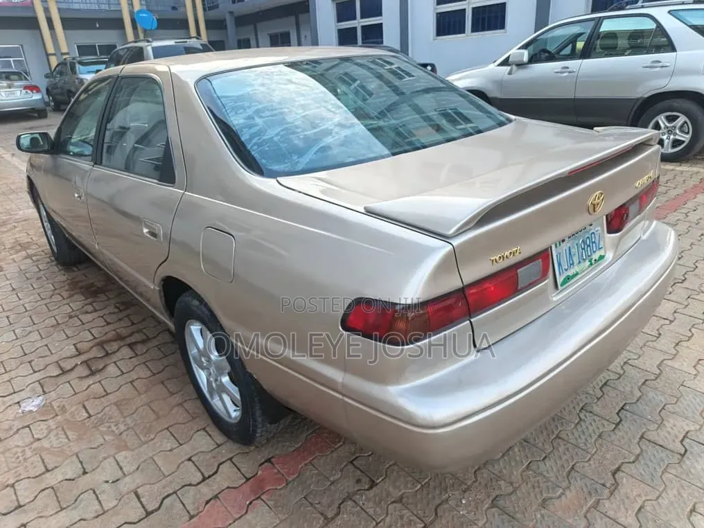 Toyota Camry 2000 Gold