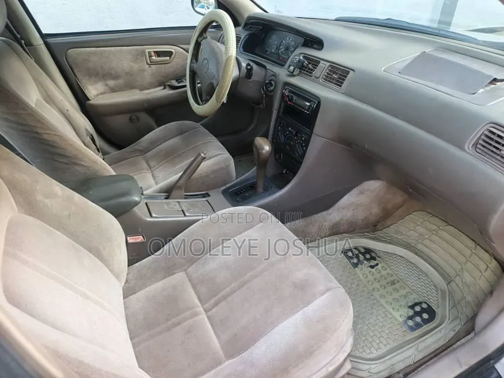 Toyota Camry 2000 Gold