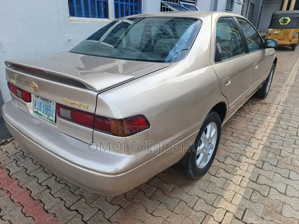 Toyota Camry 2000 Gold