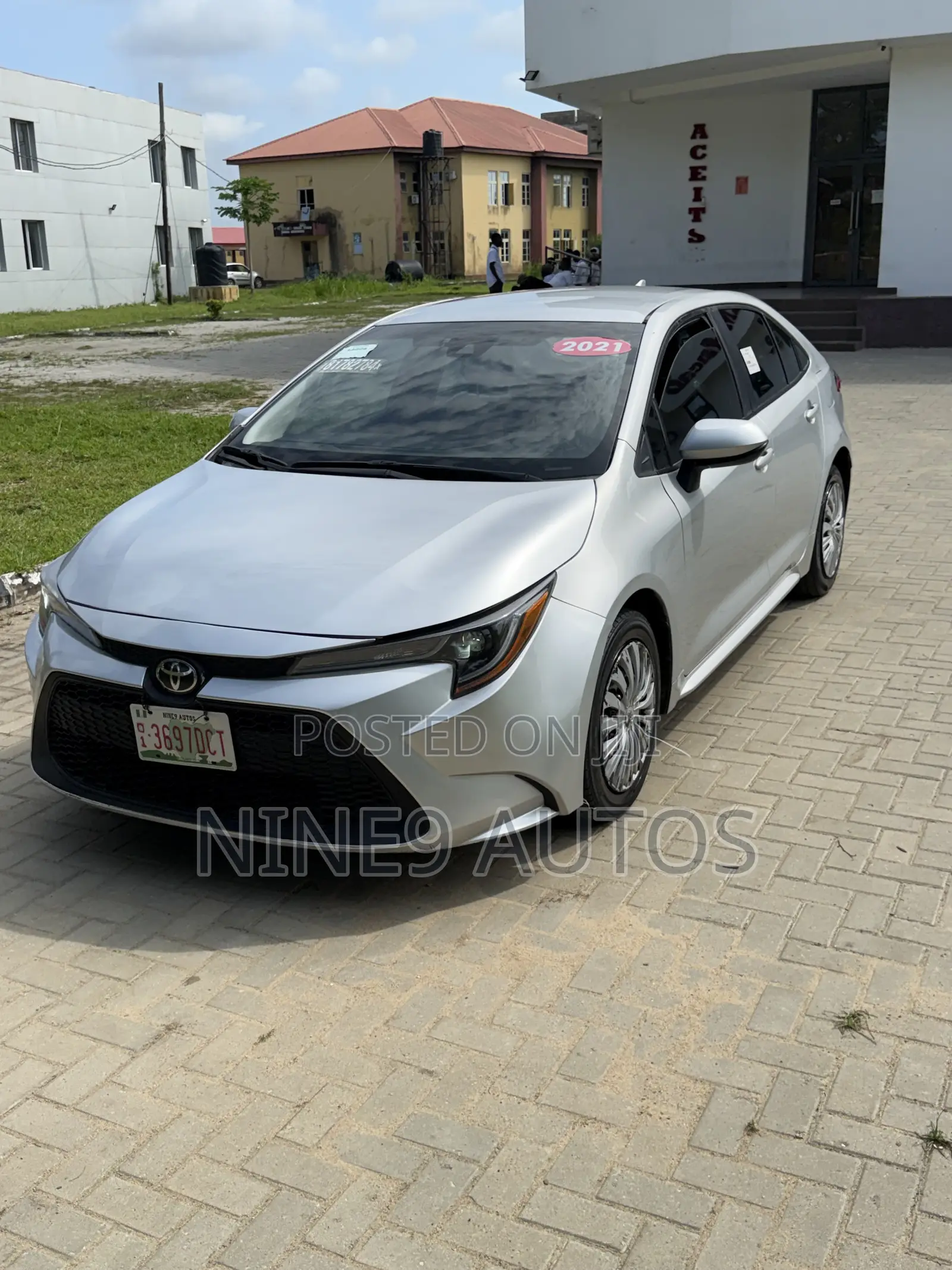 Toyota Corolla LE 2021 Silver