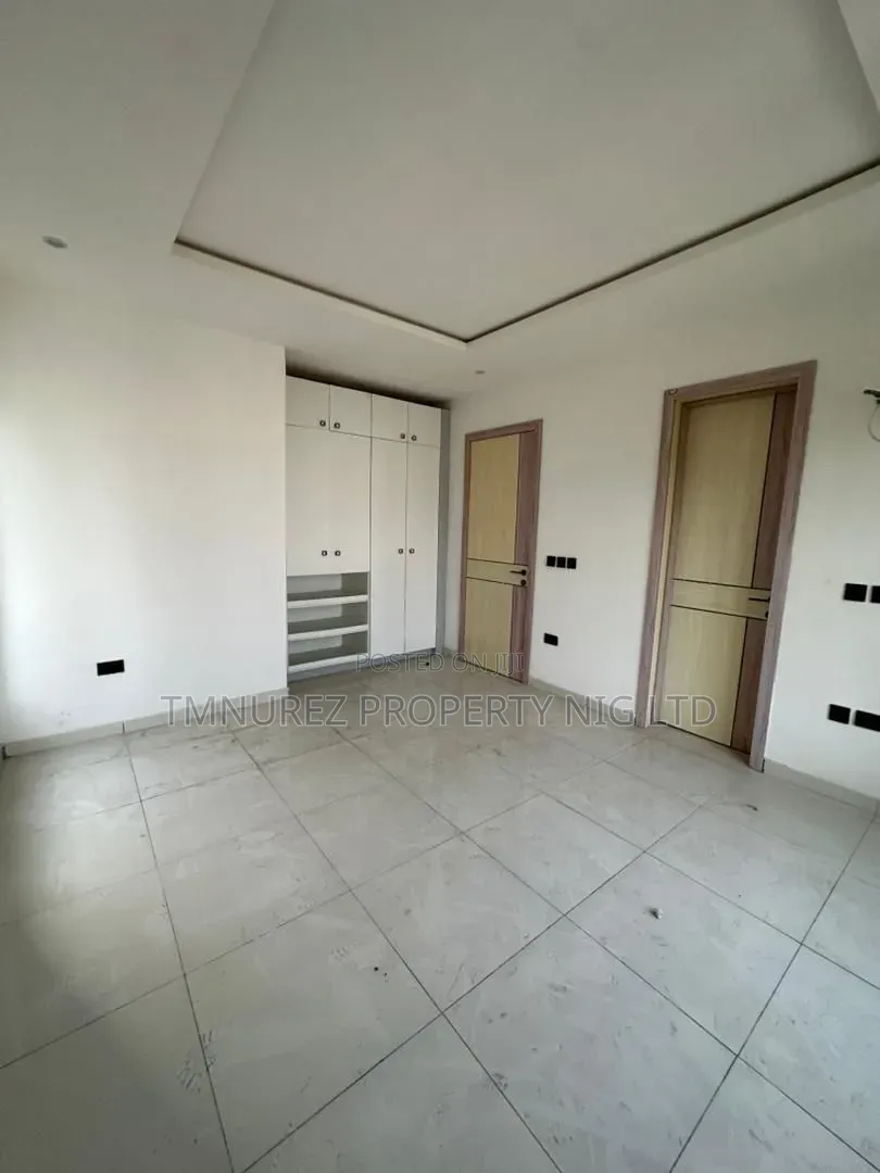 3bdrm Apartment in Lekki Phase 1 for sale