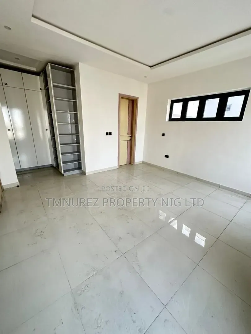 3bdrm Apartment in Lekki Phase 1 for sale