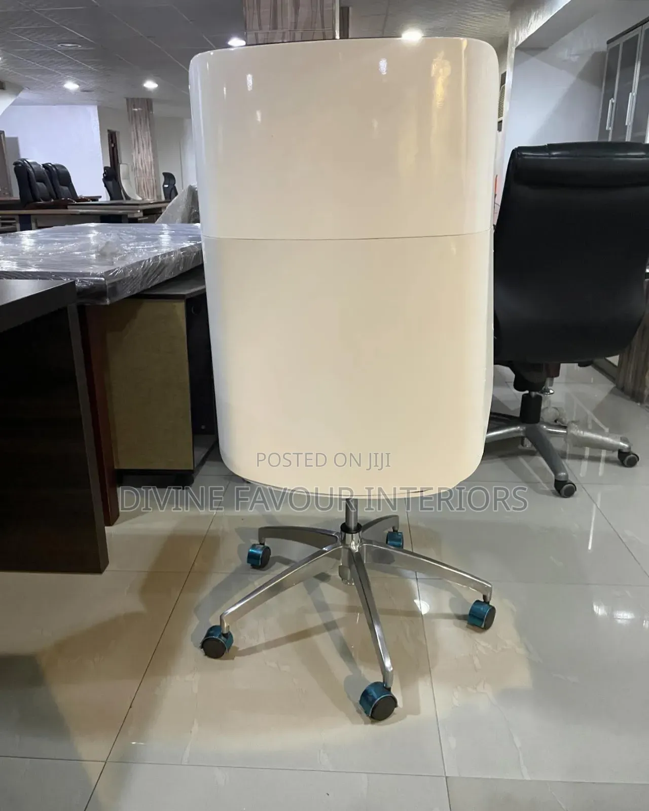 Executive Office Chair Black and White Back