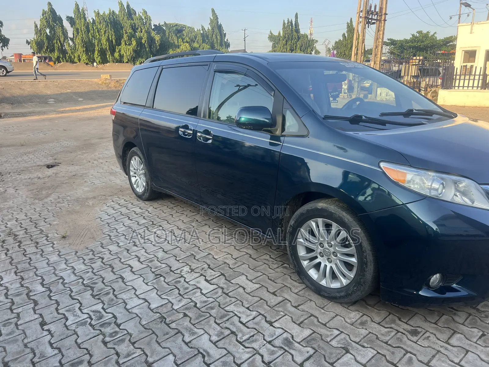 Toyota Sienna XLE 7 Passenger Mobility 2011 Blue