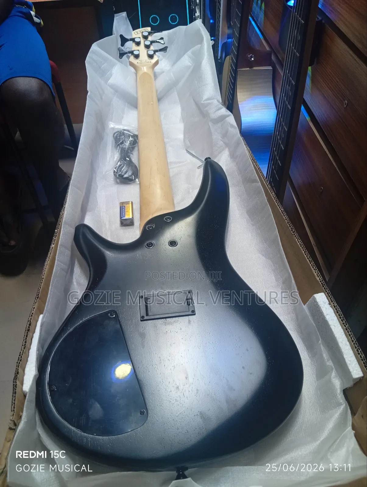 Ibanez Sr305eb Glo 5-Strings Bass Guitar