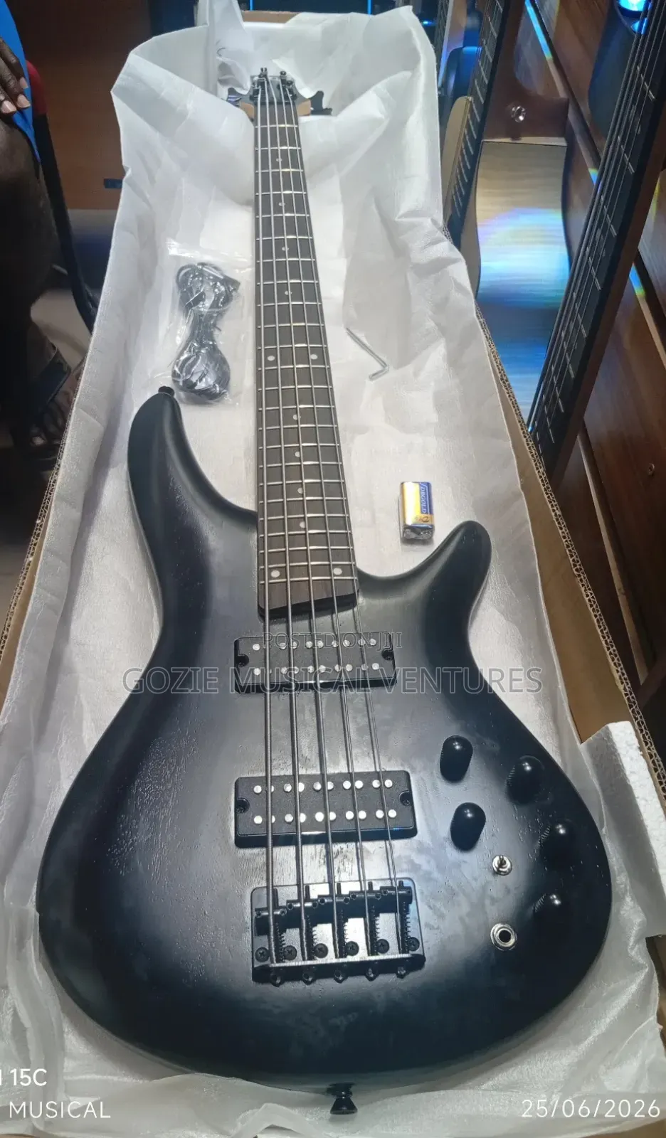 Ibanez Sr305eb Glo 5-Strings Bass Guitar