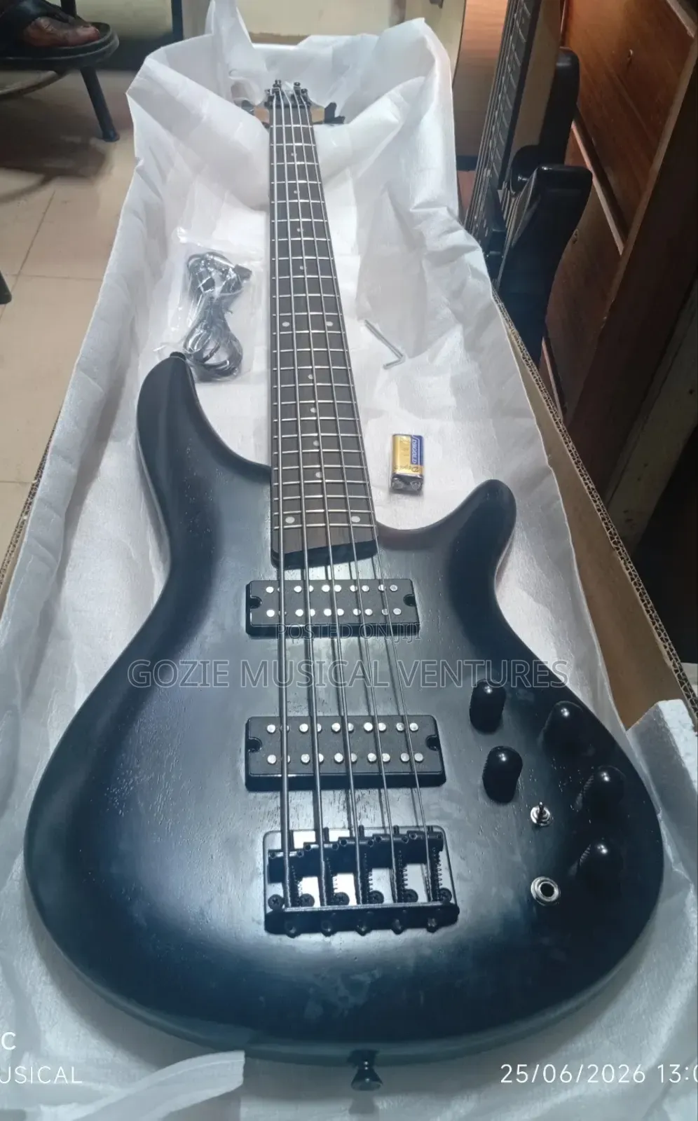 Ibanez Sr305eb Glo 5-Strings Bass Guitar