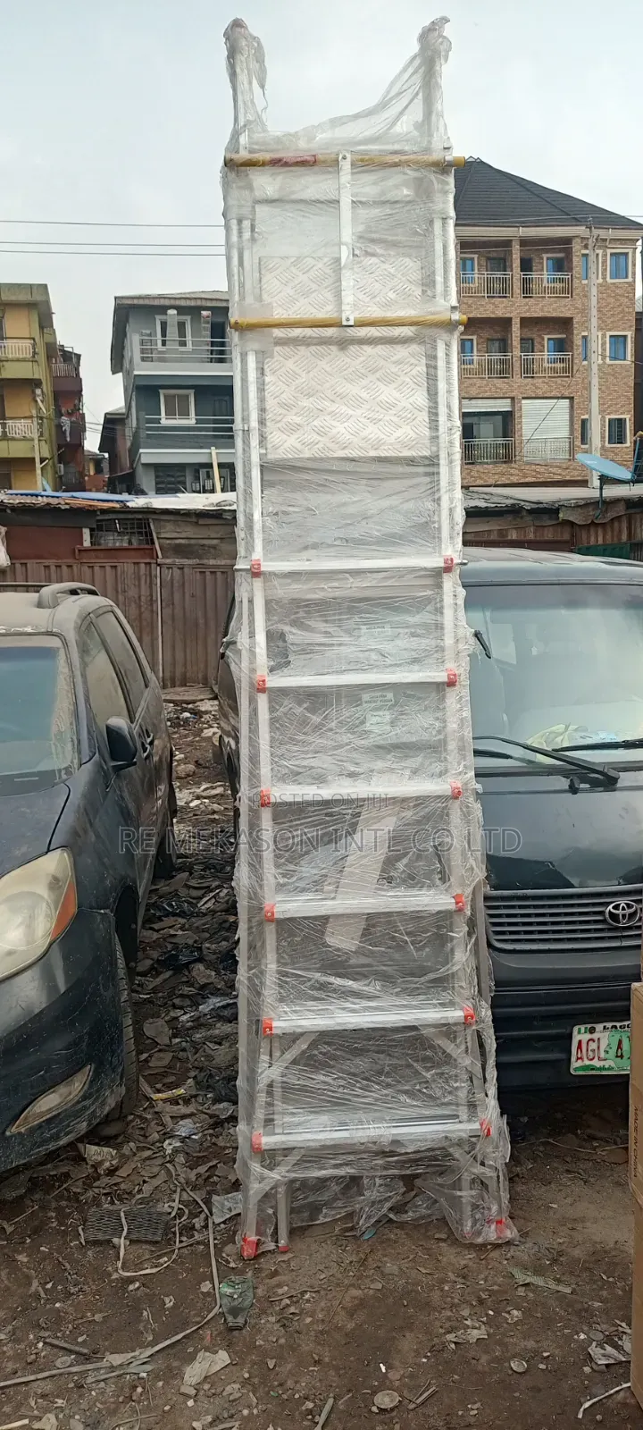 Industrial Heavy Duty Ladder With Platform and Guard Rail