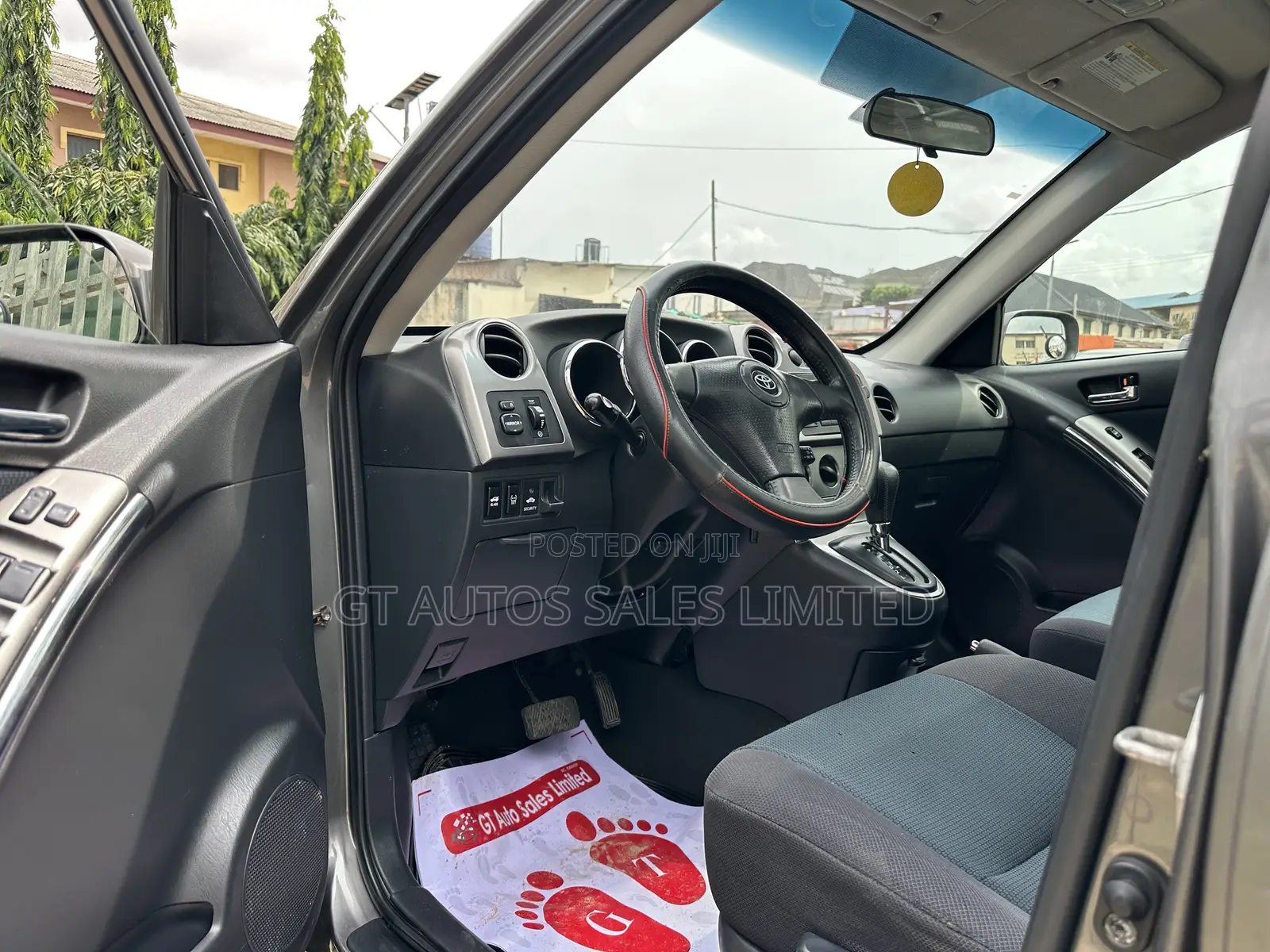 Toyota Matrix XR Hatchback FWD (1.8L 4cyl 4A) 2005 Gray