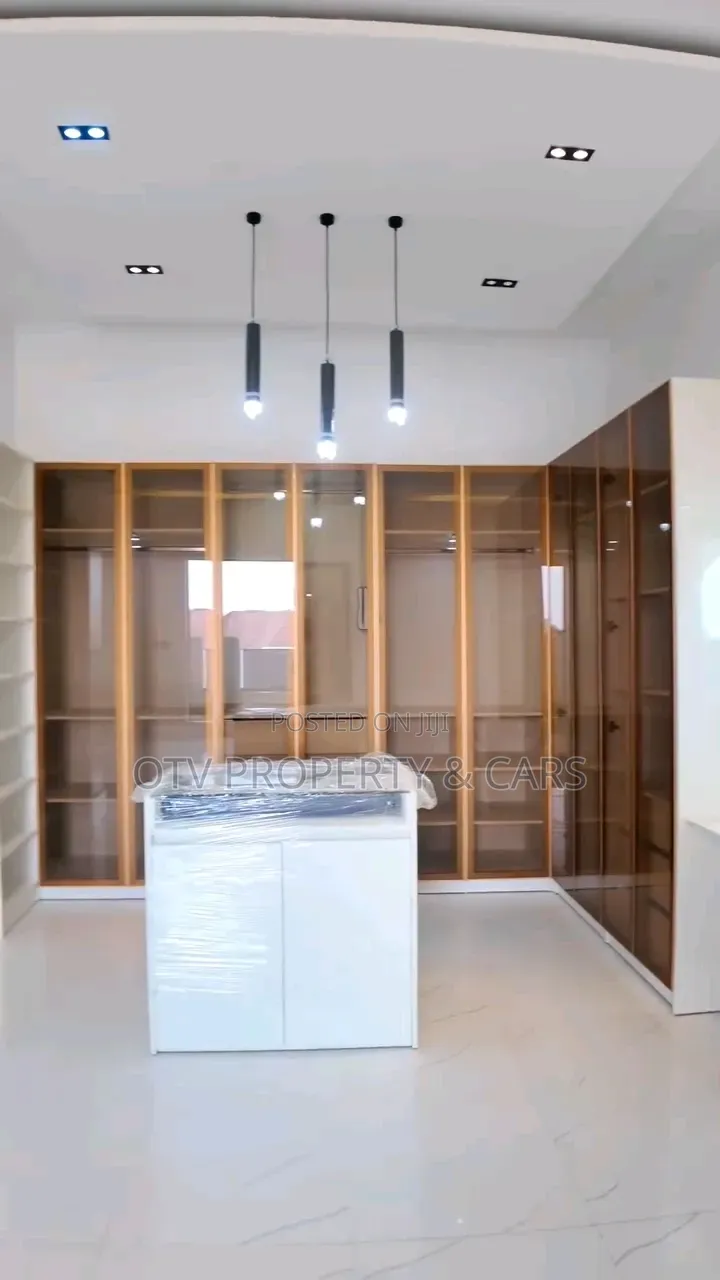 Furnished 6bdrm Duplex in Chevron for sale