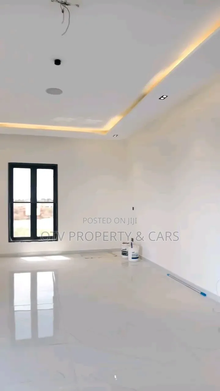 Furnished 6bdrm Duplex in Chevron for sale