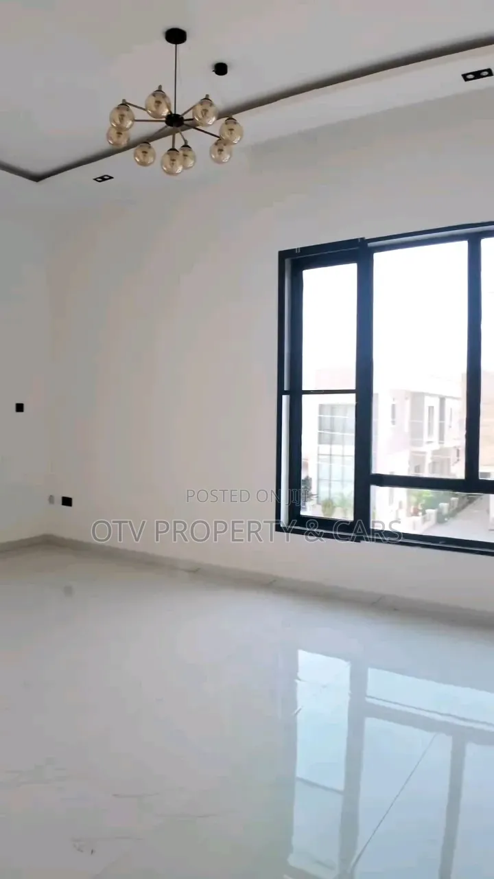 Furnished 6bdrm Duplex in Chevron for sale