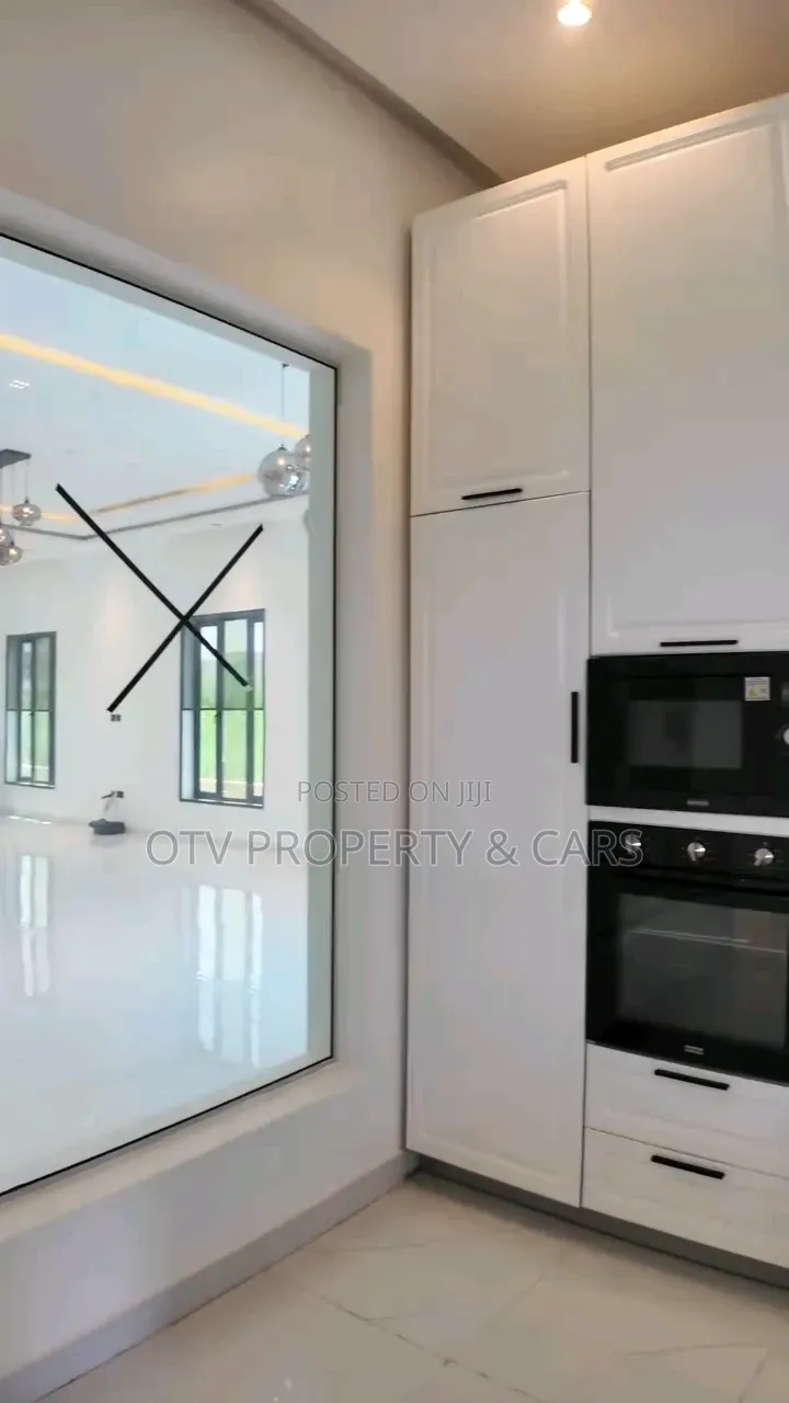 Furnished 6bdrm Duplex in Chevron for sale