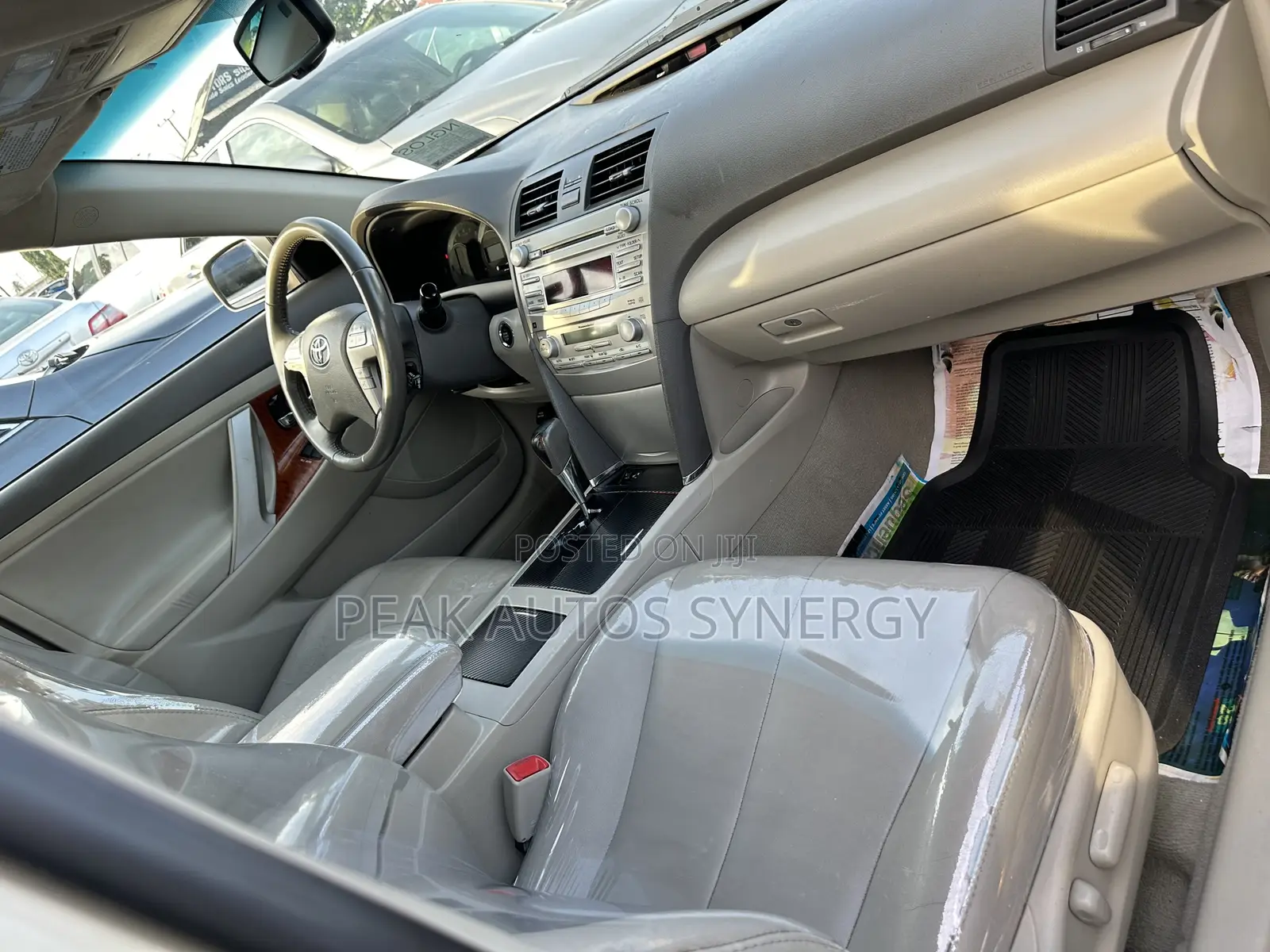 Toyota Camry XLE 4dr Sedan (2.5L 4cyl 6A) 2011 Gold