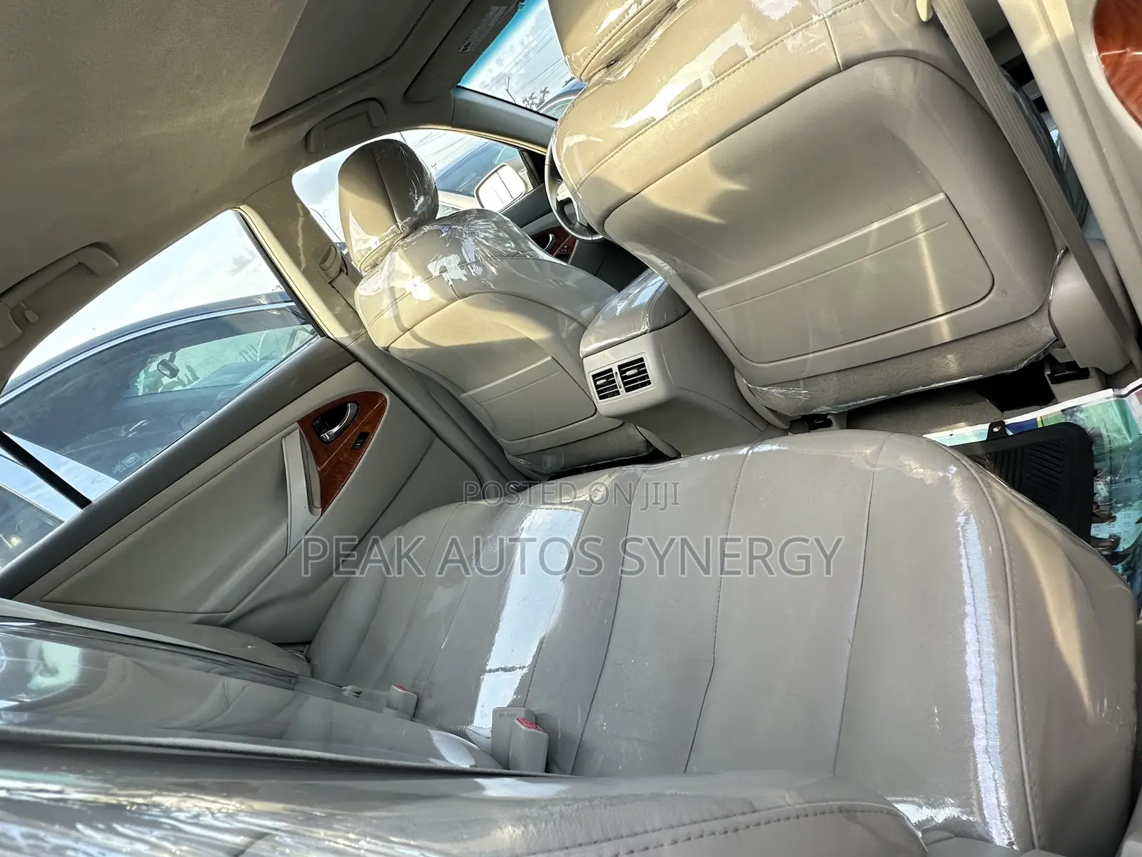 Toyota Camry XLE 4dr Sedan (2.5L 4cyl 6A) 2011 Gold