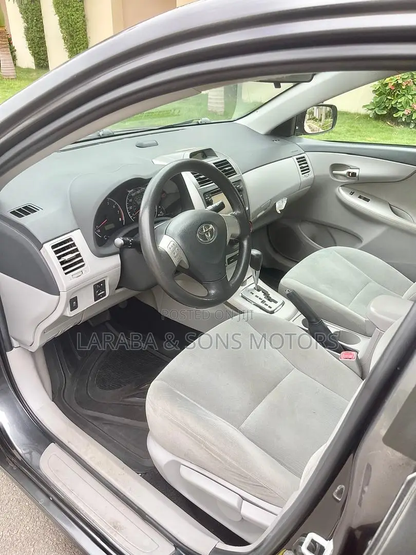 Toyota Corolla LE 4dr Sedan (1.8L 4cyl 4A) 2013 Gray
