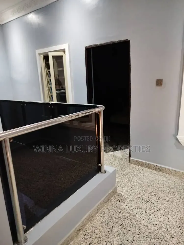 7bdrm Penthouse in Efab, Gwarinpa for sale