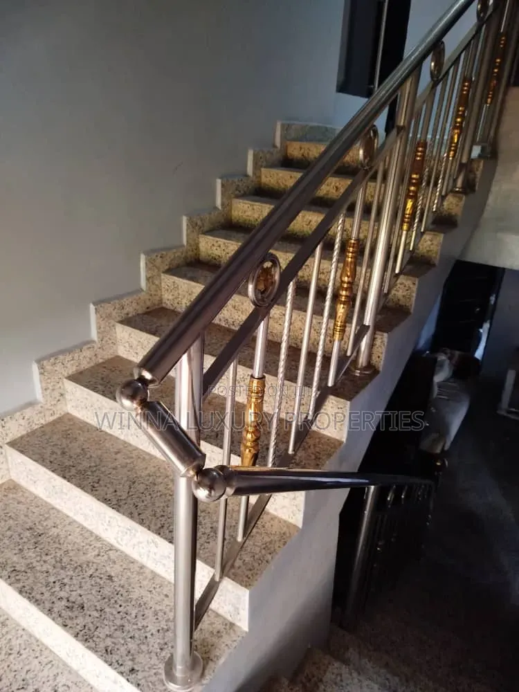 7bdrm Penthouse in Efab, Gwarinpa for sale