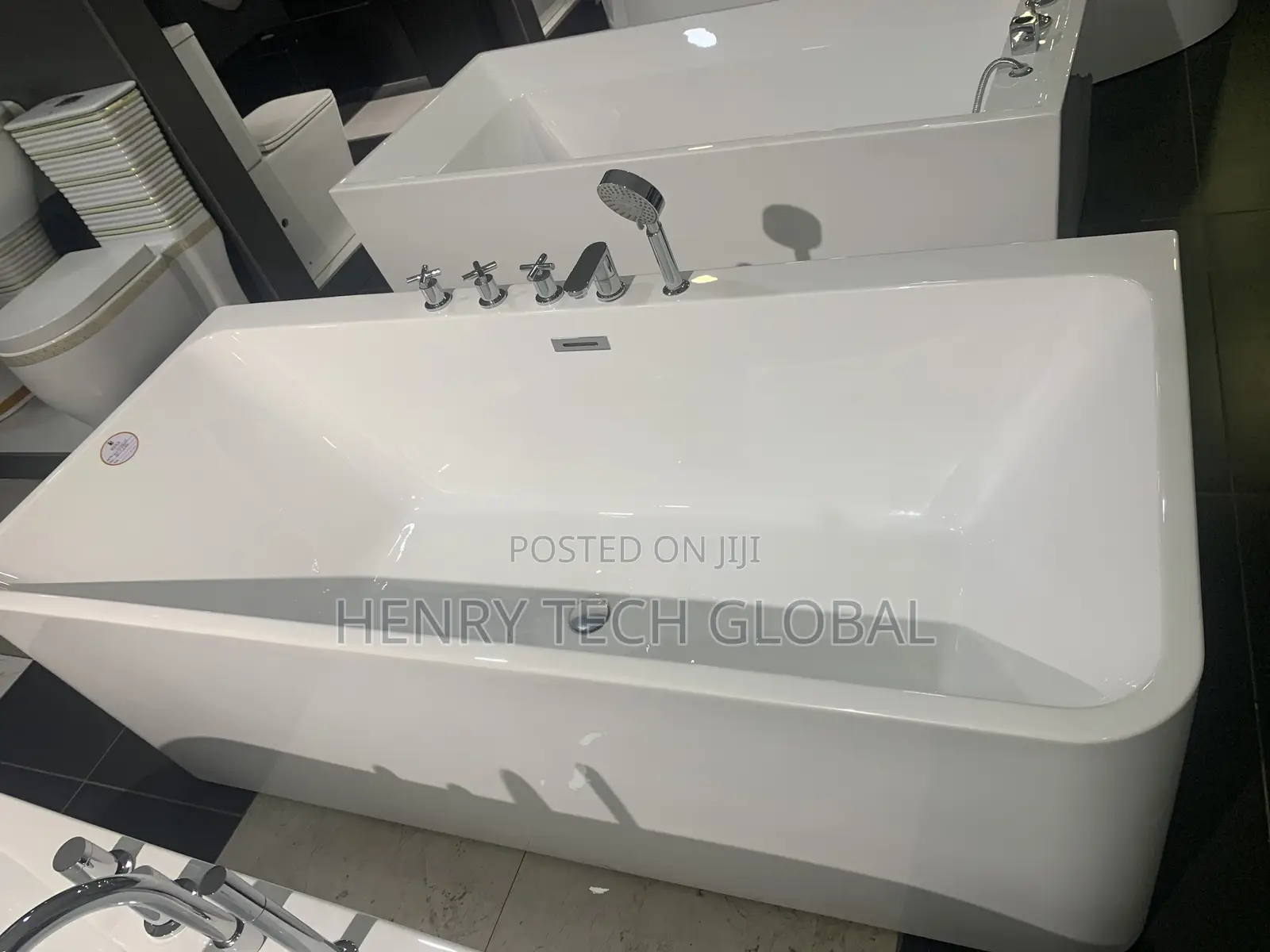 New Design of Free Standing Bathtub With Mixer Tap
