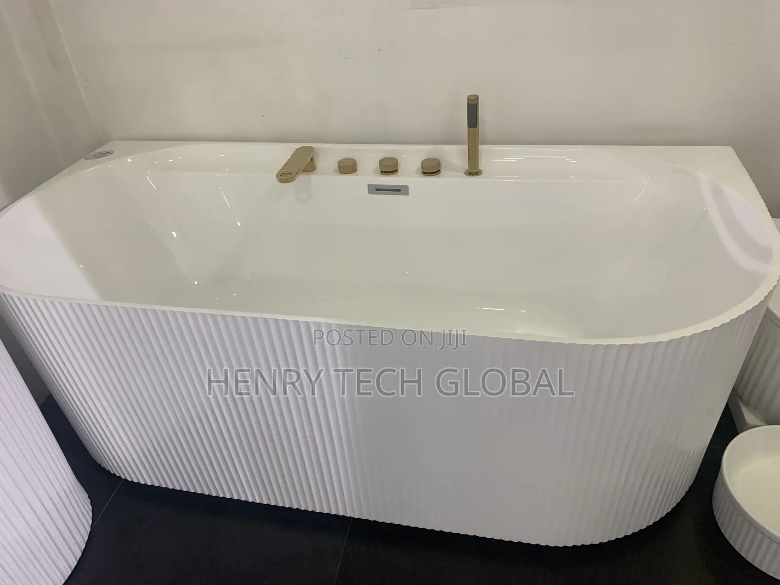 New Design of Free Standing Bathtub With Mixer Tap
