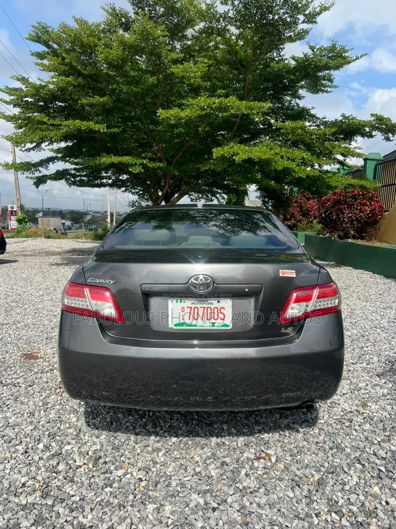 Toyota Camry LE 4dr Sedan (2.5L 4cyl 6AM) 2010 Gray