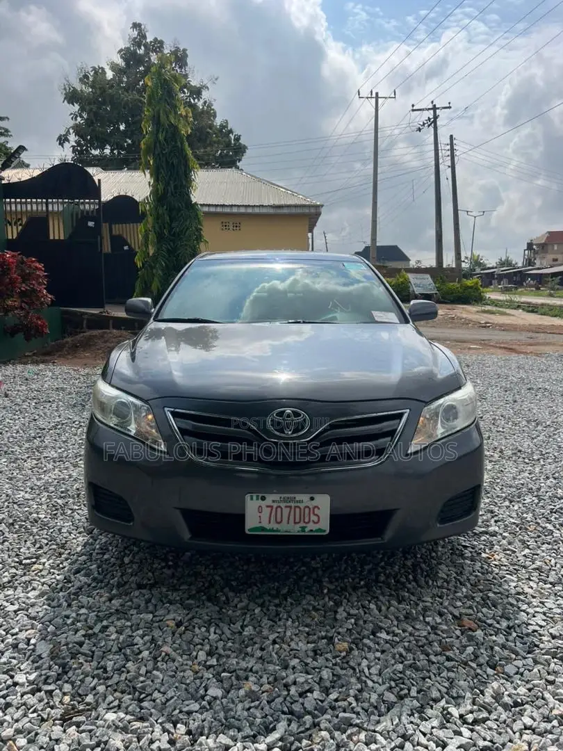 Toyota Camry LE 4dr Sedan (2.5L 4cyl 6AM) 2010 Gray