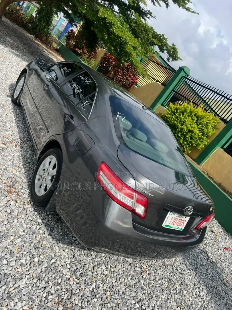 Toyota Camry LE 4dr Sedan (2.5L 4cyl 6AM) 2010 Gray
