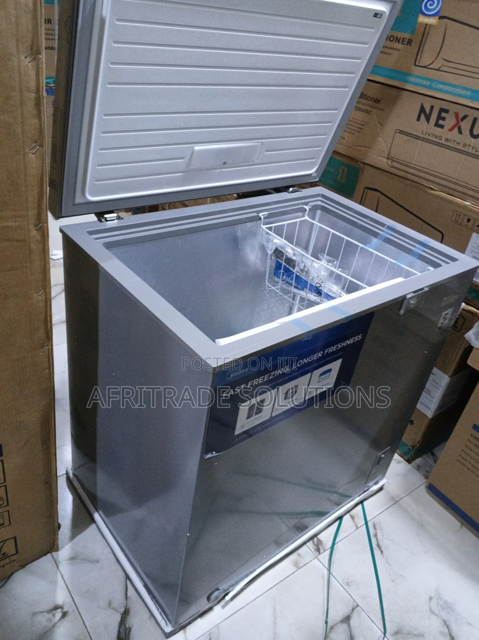 Midea 198l Chest Freezer With Durable Interior