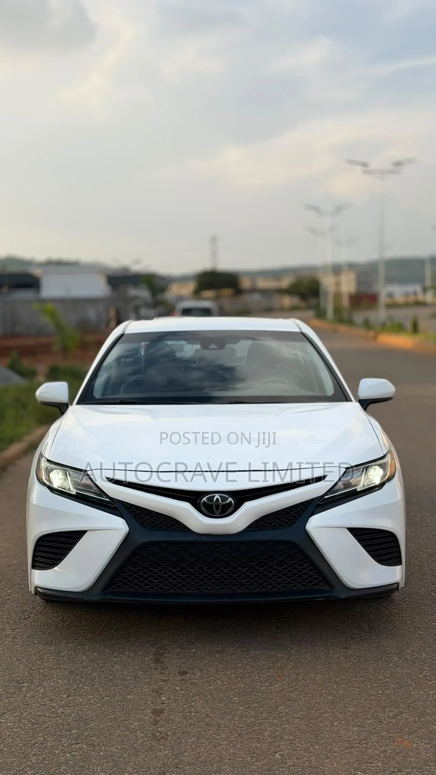 Toyota Camry SE FWD 2020 White