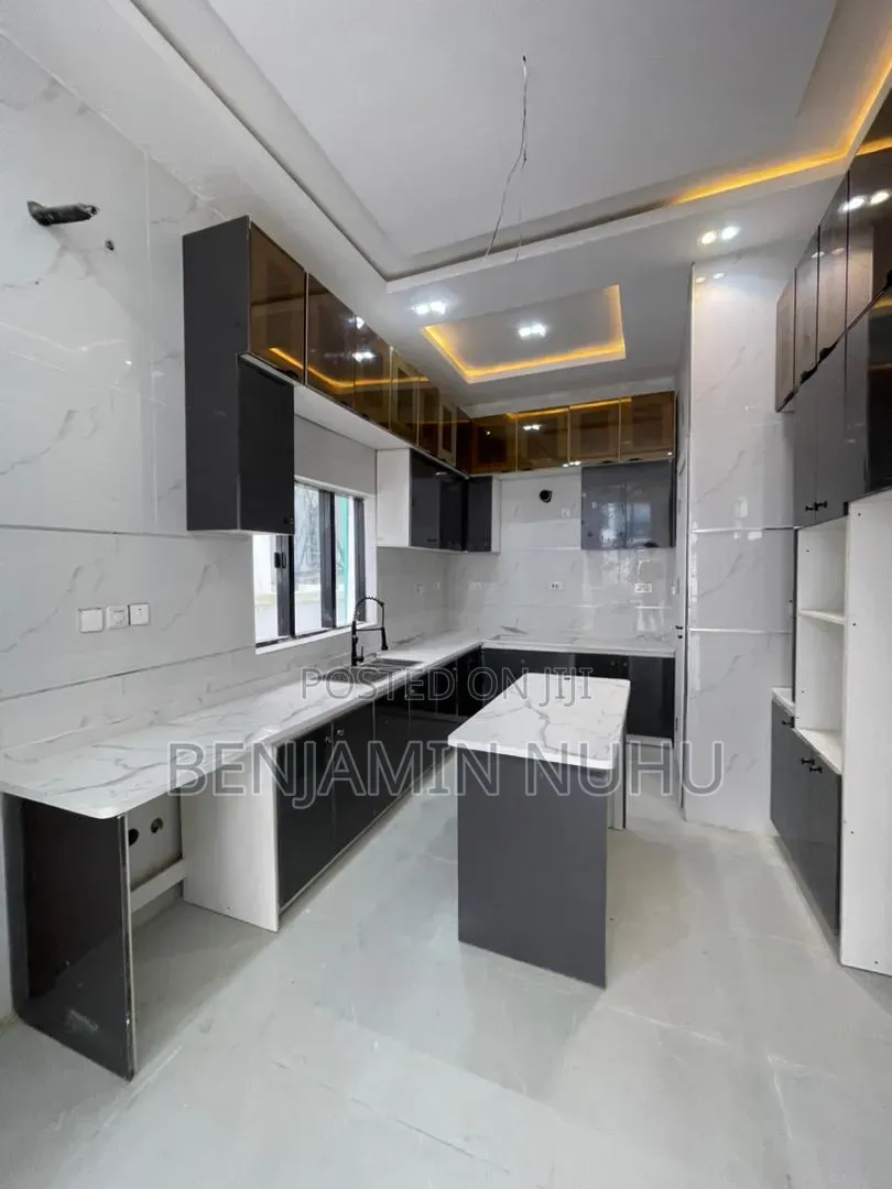 4bdrm Duplex in Chevron for sale