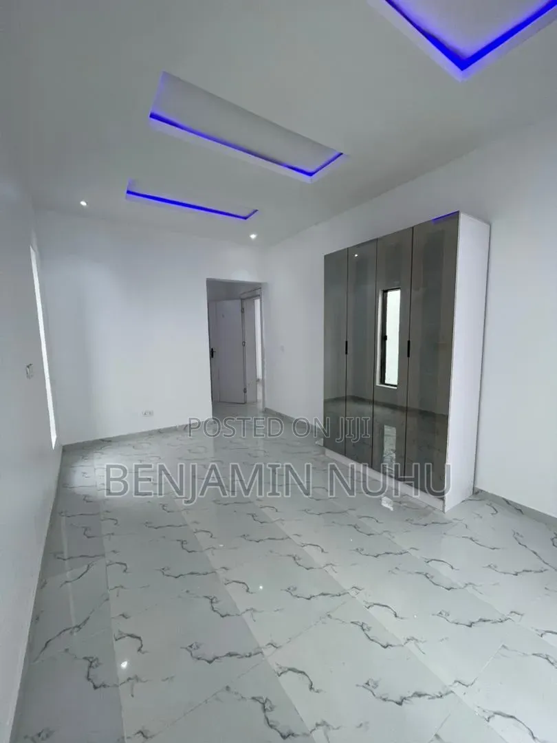 4bdrm Duplex in Chevron for sale